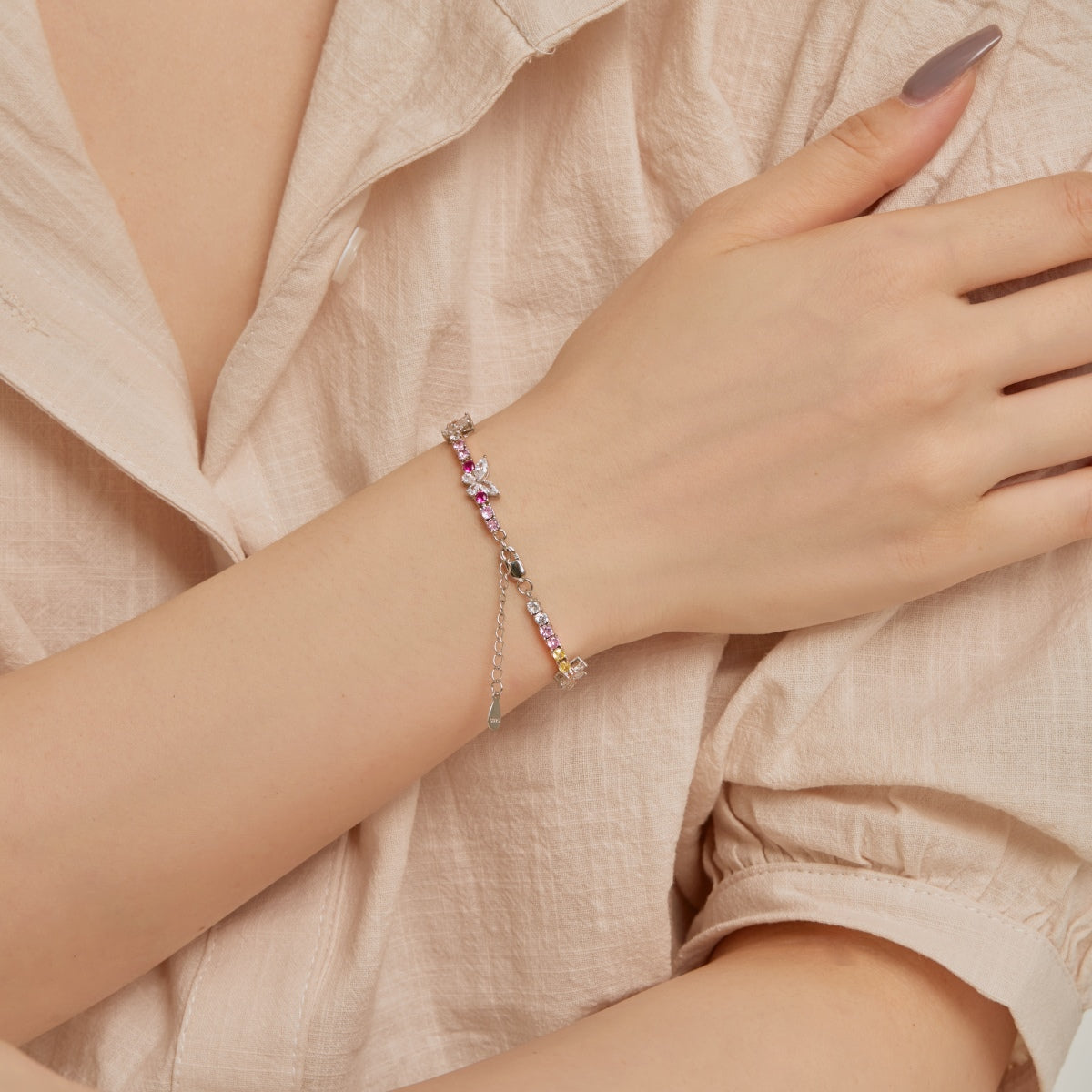 [Windsor Jewelry]Ornate Colorful Butterfly Shape Round Cut Daily Bracelet
