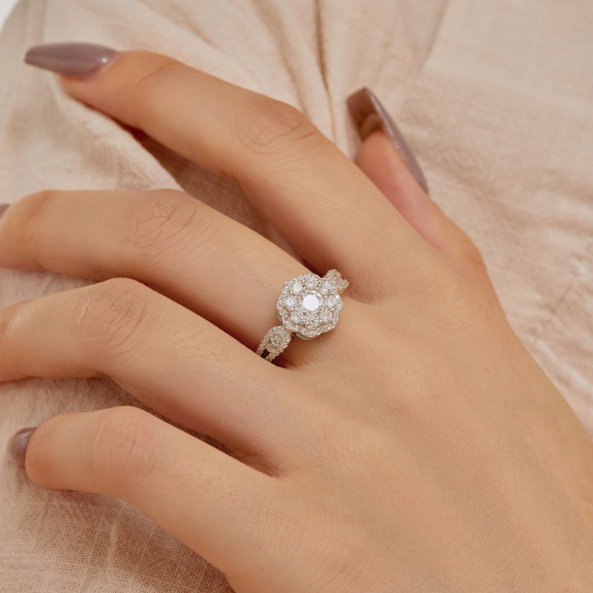 [Windsor Jewelry]Delicate Colorful Round Cut Flower Shape Wedding Ring