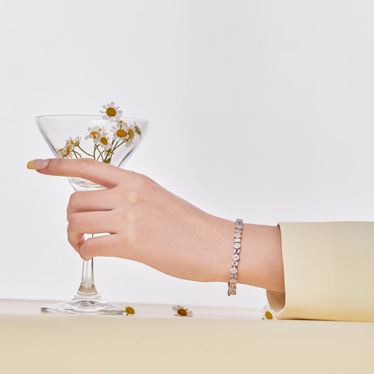[Windsor Jewelry]Dazzling Radiant Multi Cut Daily Bracelet