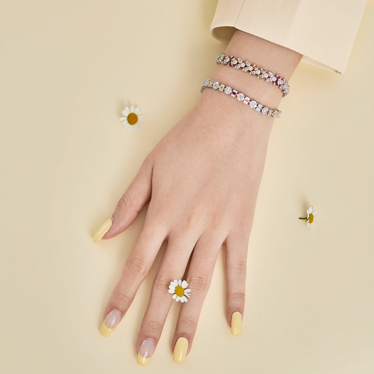 [Windsor Jewelry]Dainty Exquisite Flower Shape Daily Bracelet
