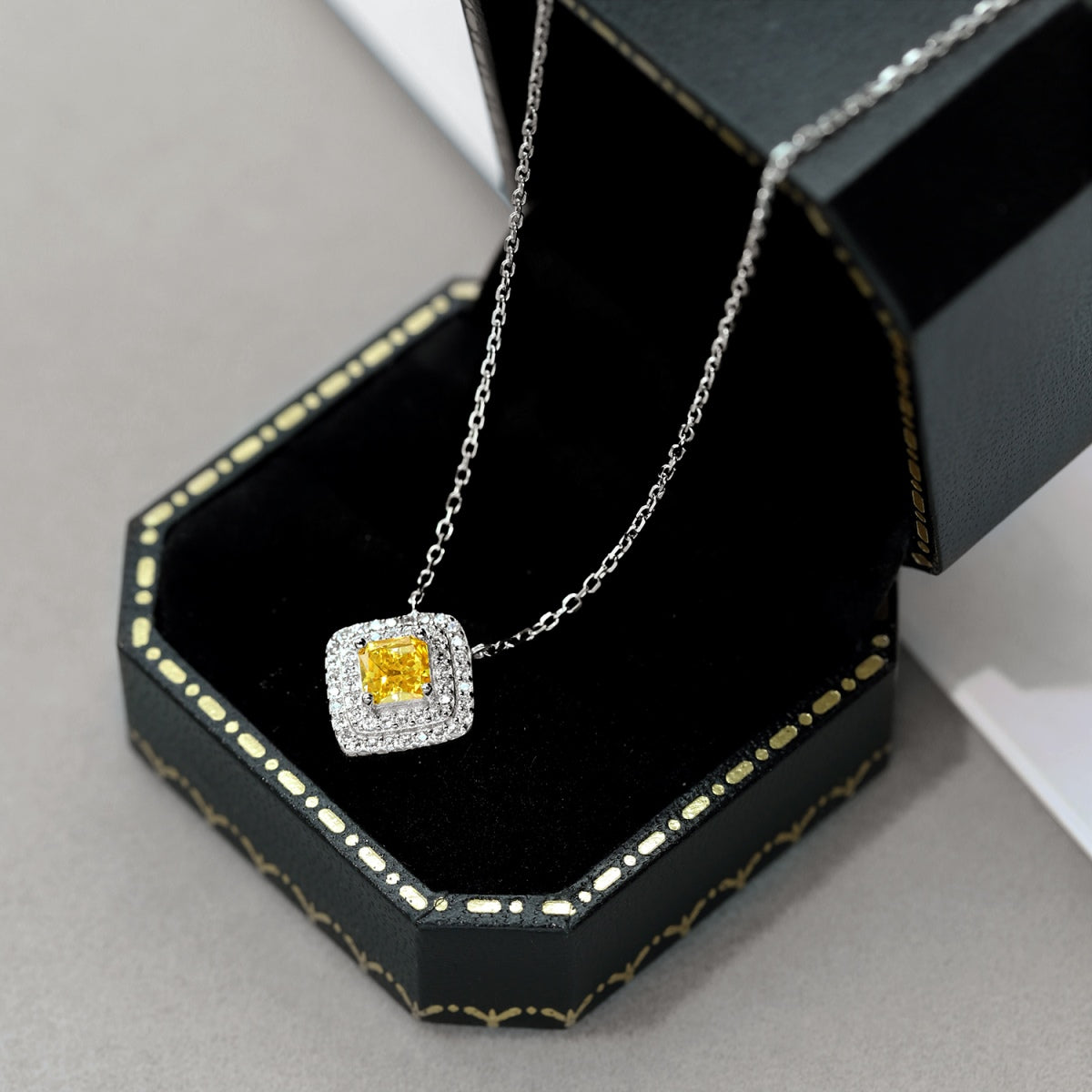 [Windsor Jewelry]Sparkling Asscher Cut Necklace