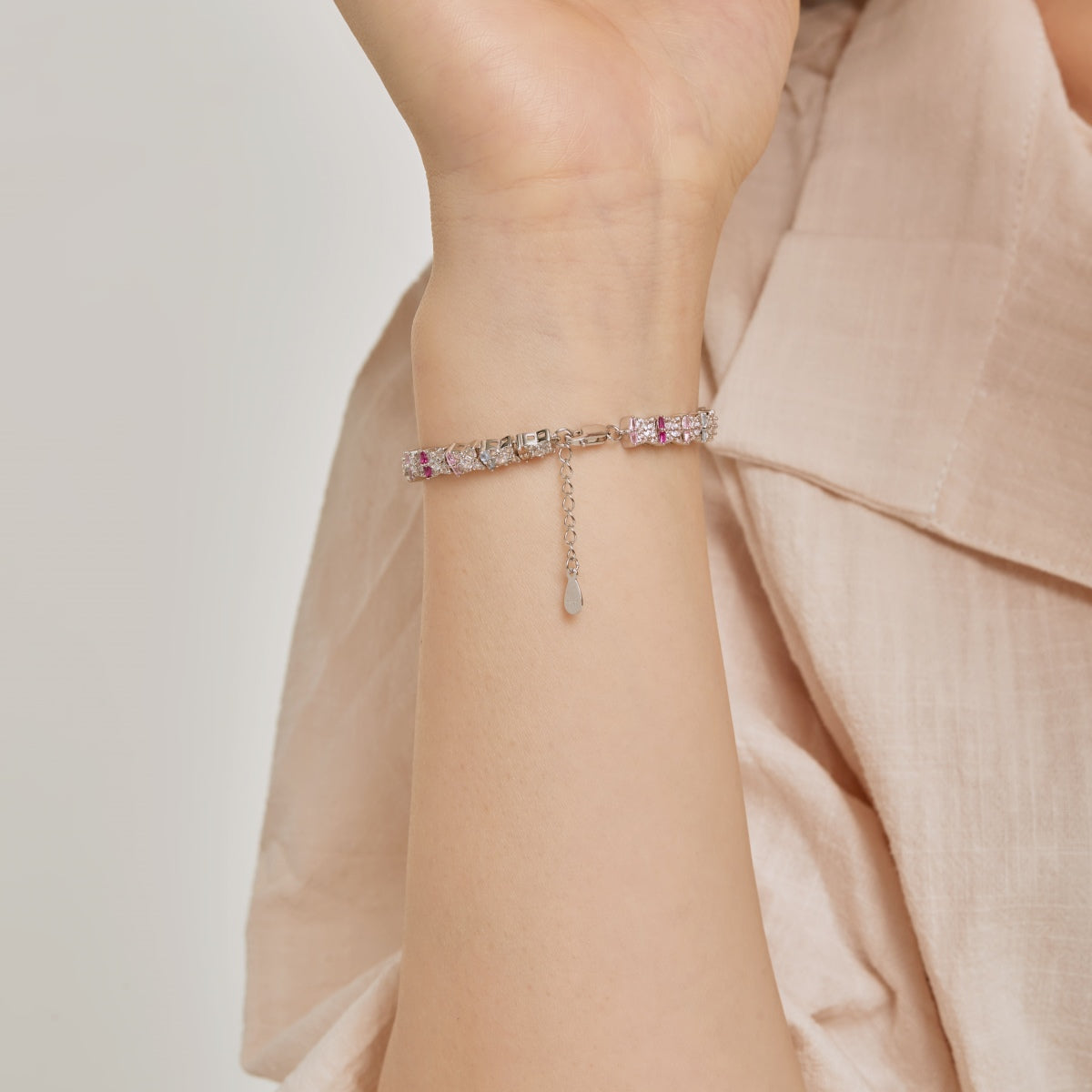 [Windsor Jewelry]Unique Colorful Flower Shape Daily Bracelet