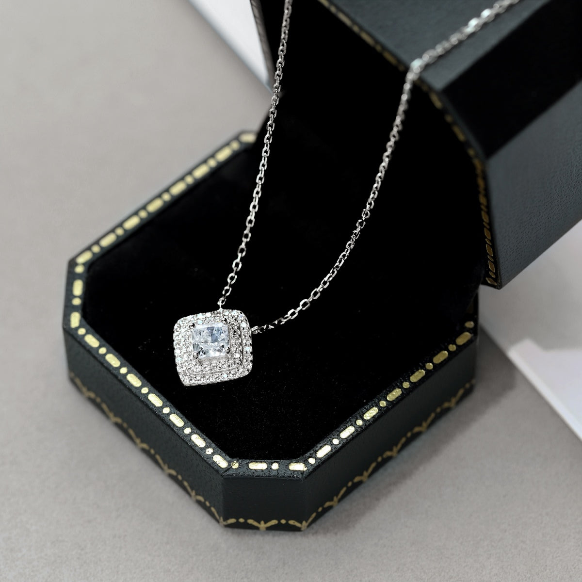 [Windsor Jewelry]Sparkling Asscher Cut Necklace