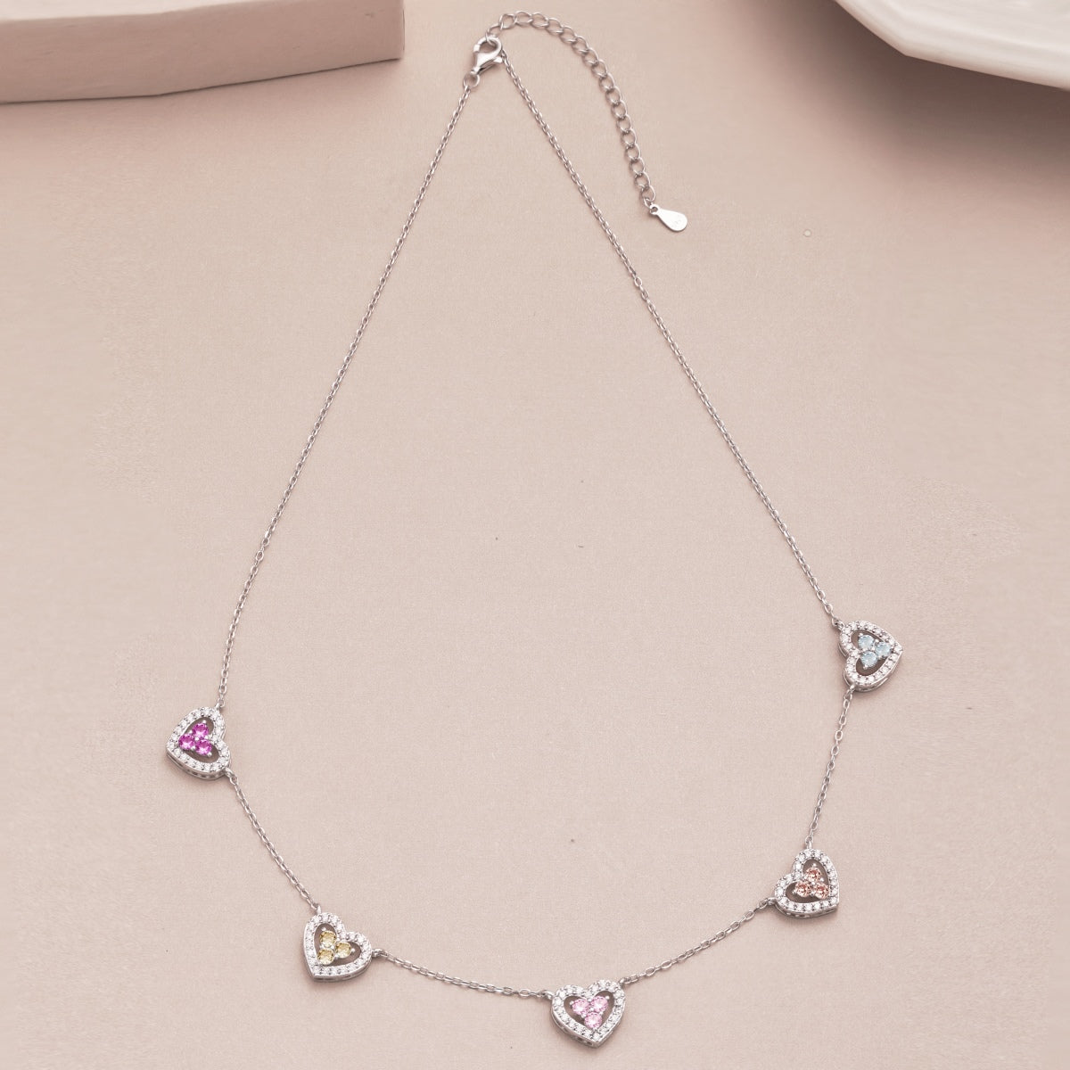 [Windsor Jewelry]Sparkling Five Heart Necklace