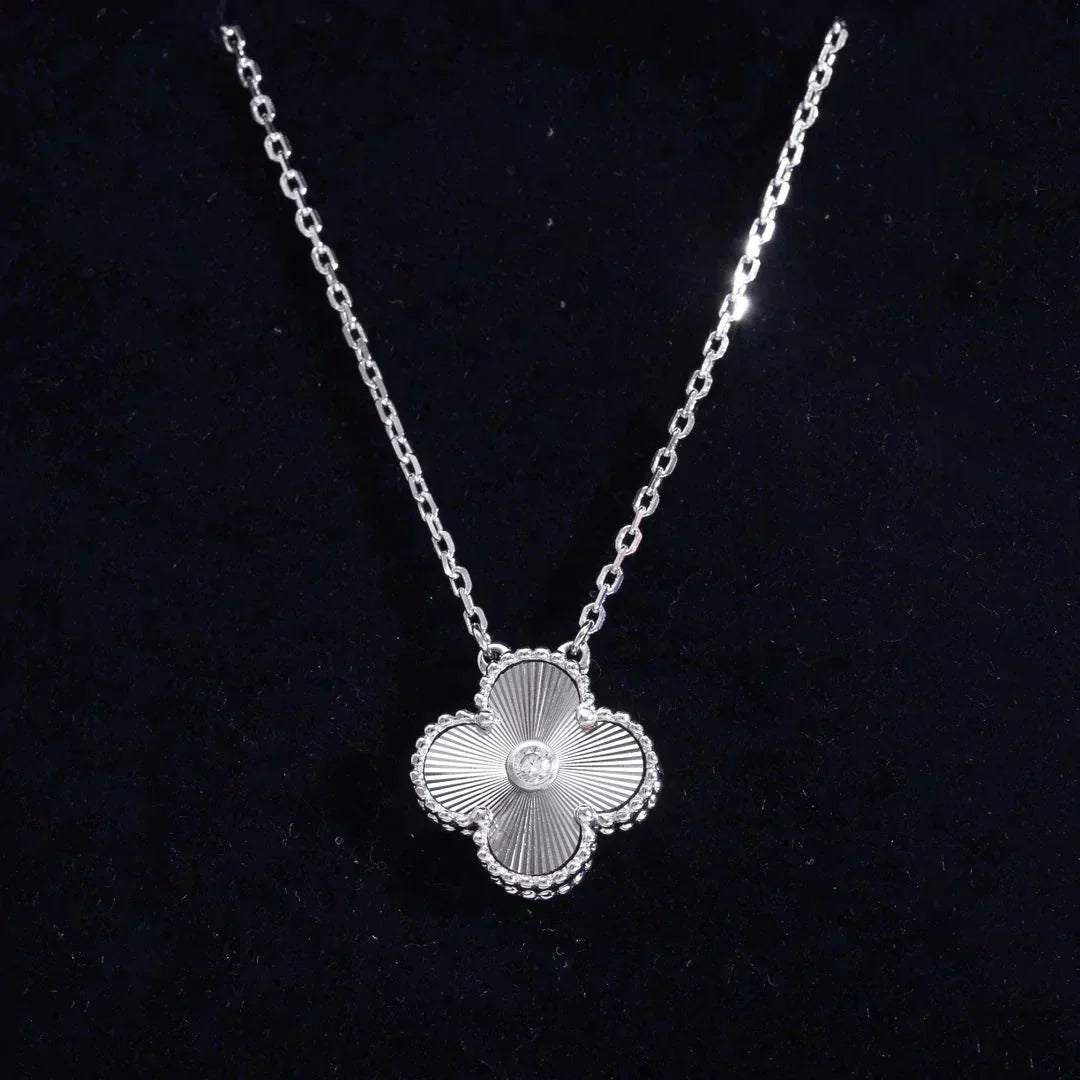 [Windsor Jewelry]CLOVER  15MM DIAMOND LASER NECKLACE SILVER