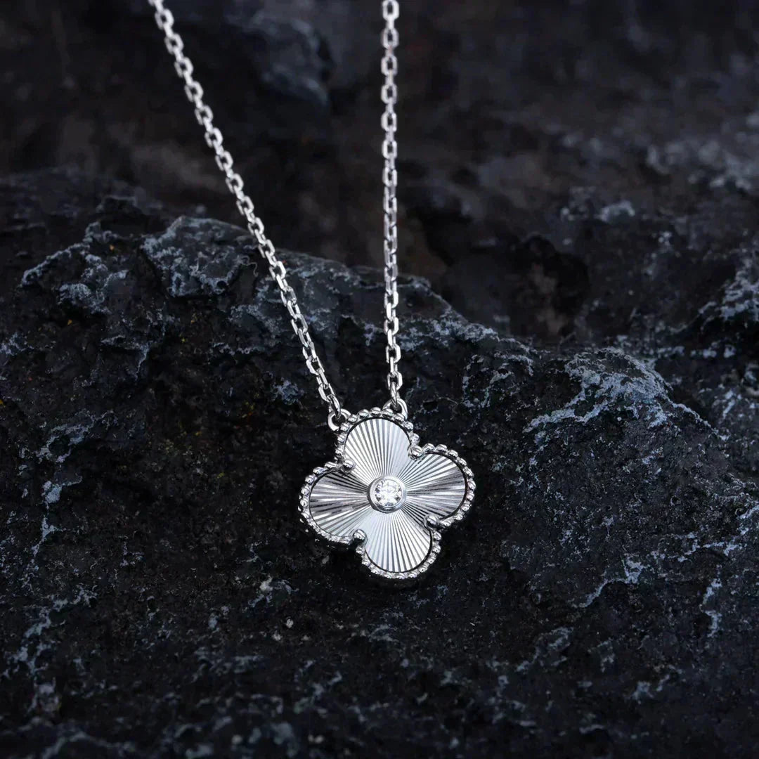 [Windsor Jewelry]CLOVER  15MM DIAMOND LASER NECKLACE SILVER