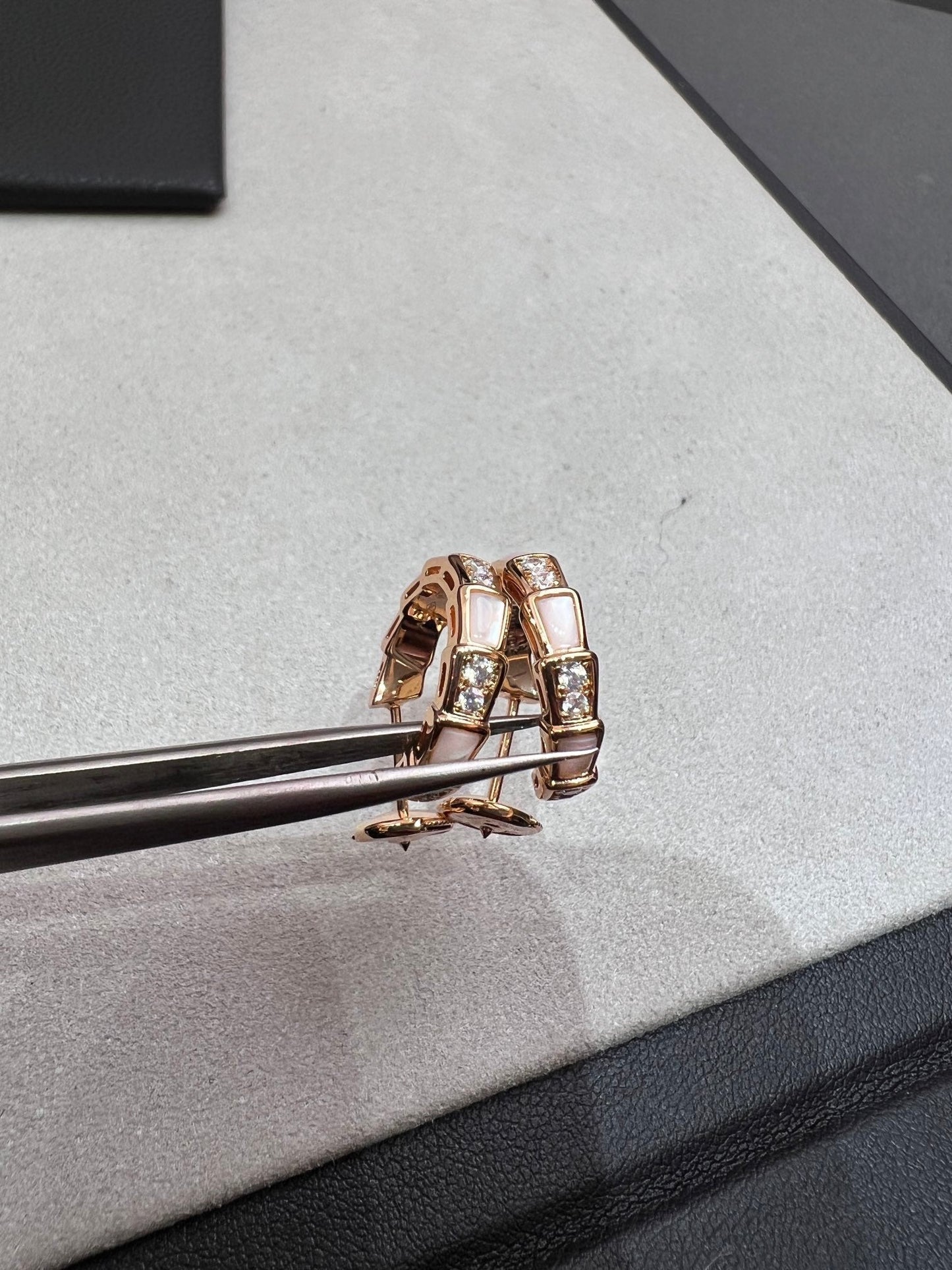 [Windsor Jewelry]SERPENTI MOP PINK GOLD EARRINGS