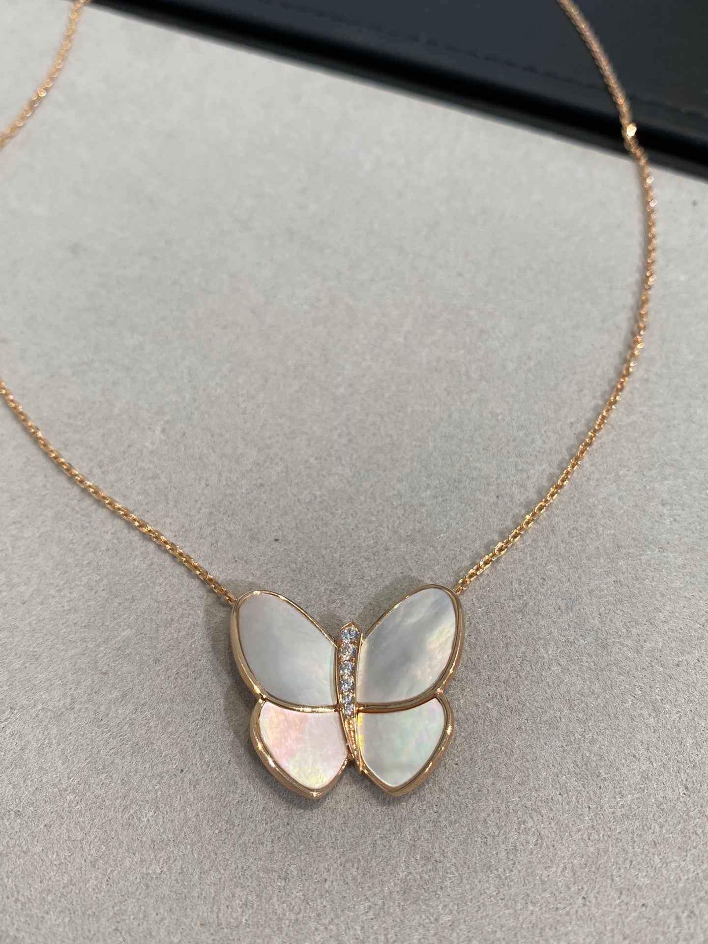 [Windsor Jewelry]BUTTERFLY GOLD MOP DIAMOND NECKLACE