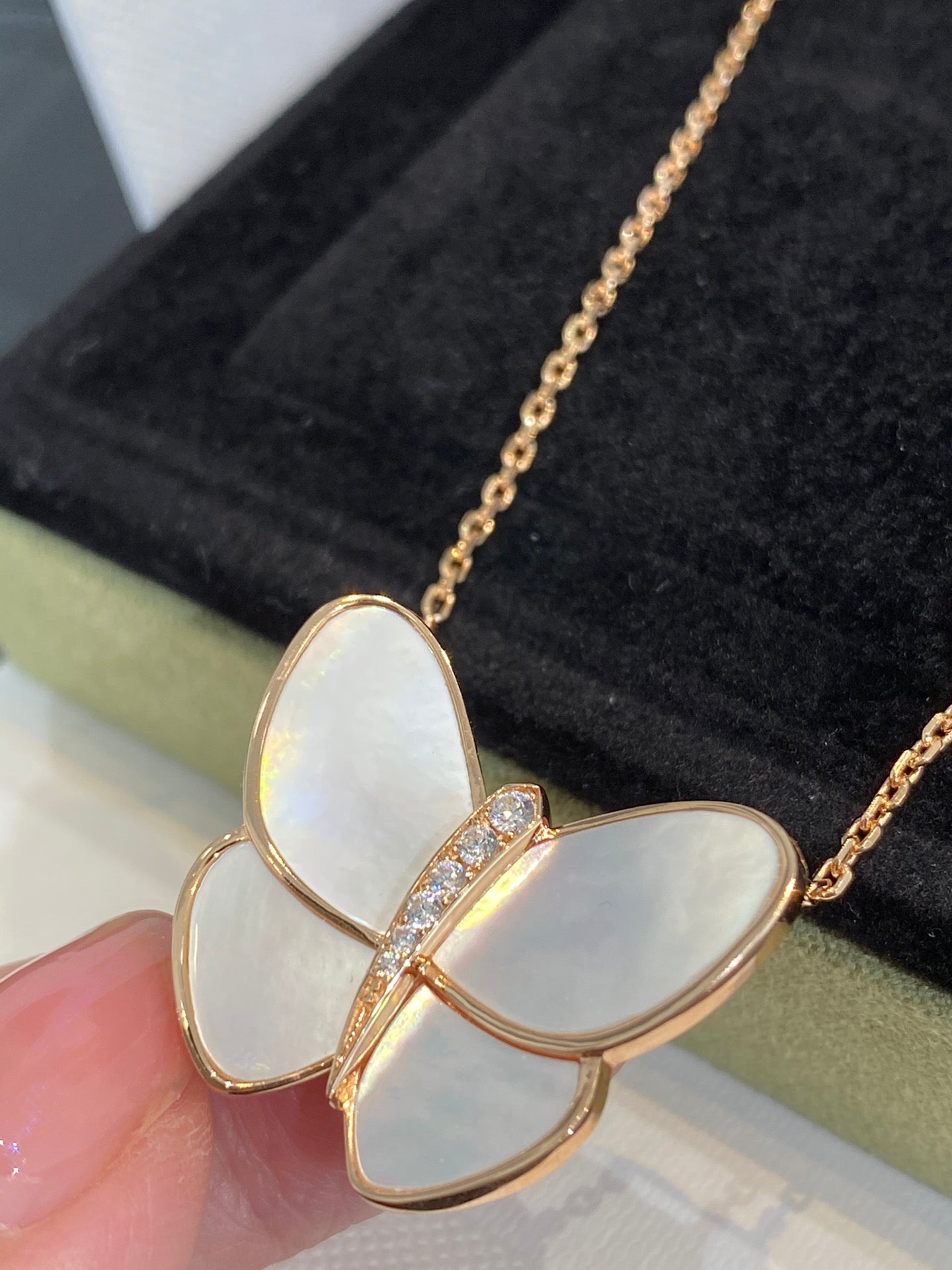 [Windsor Jewelry]BUTTERFLY GOLD MOP DIAMOND NECKLACE