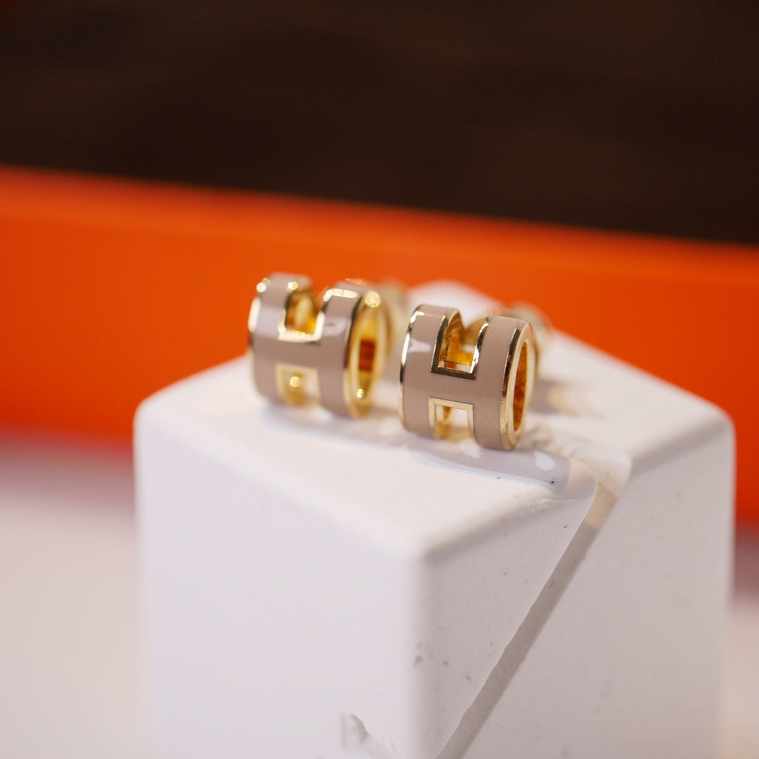 [Windsor Jewelry]MINI POP H GOLD EARRINGS GREY