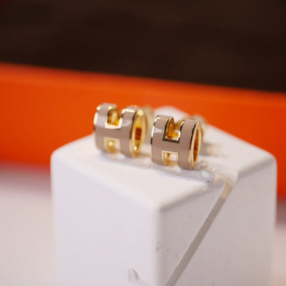 [Windsor Jewelry]MINI POP H GOLD EARRINGS GREY