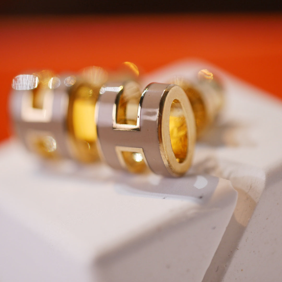 [Windsor Jewelry]MINI POP H GOLD EARRINGS GREY