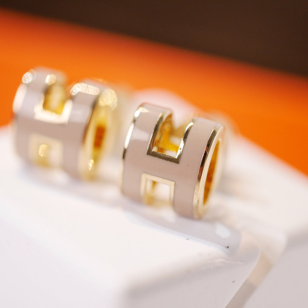 [Windsor Jewelry]MINI POP H GOLD EARRINGS GREY