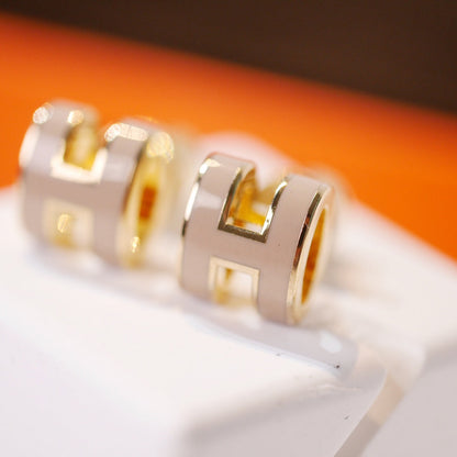 [Windsor Jewelry]MINI POP H GOLD EARRINGS GREY