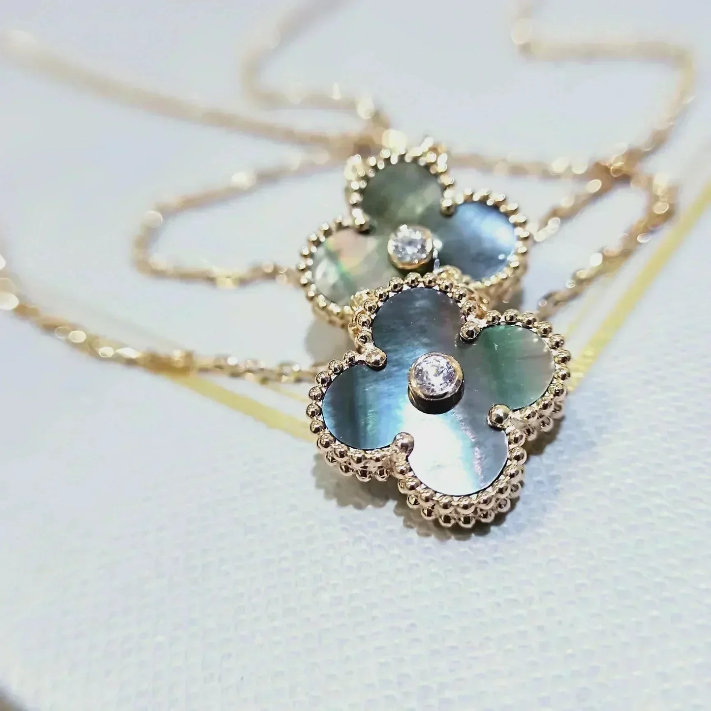 [Windsor Jewelry]CLOVER 15MM DIAMOND AND MOTHER-OF-GREY NECKLACE