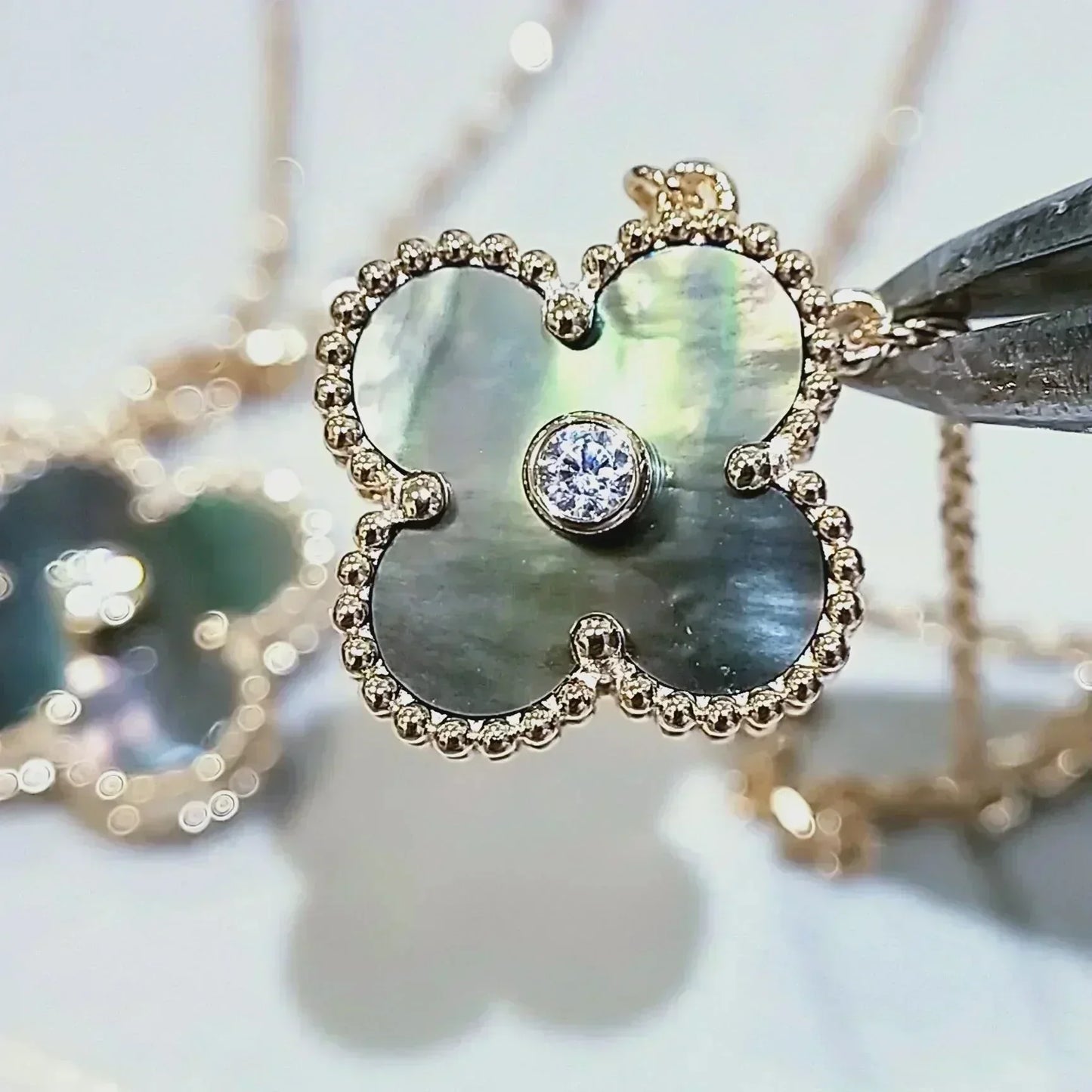 [Windsor Jewelry]CLOVER 15MM DIAMOND AND MOTHER-OF-GREY NECKLACE