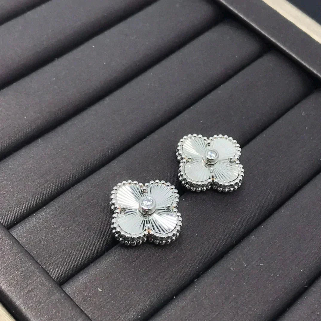 [Windsor Jewelry]CLOVER MINI 9.5MM LASER EARRINGS