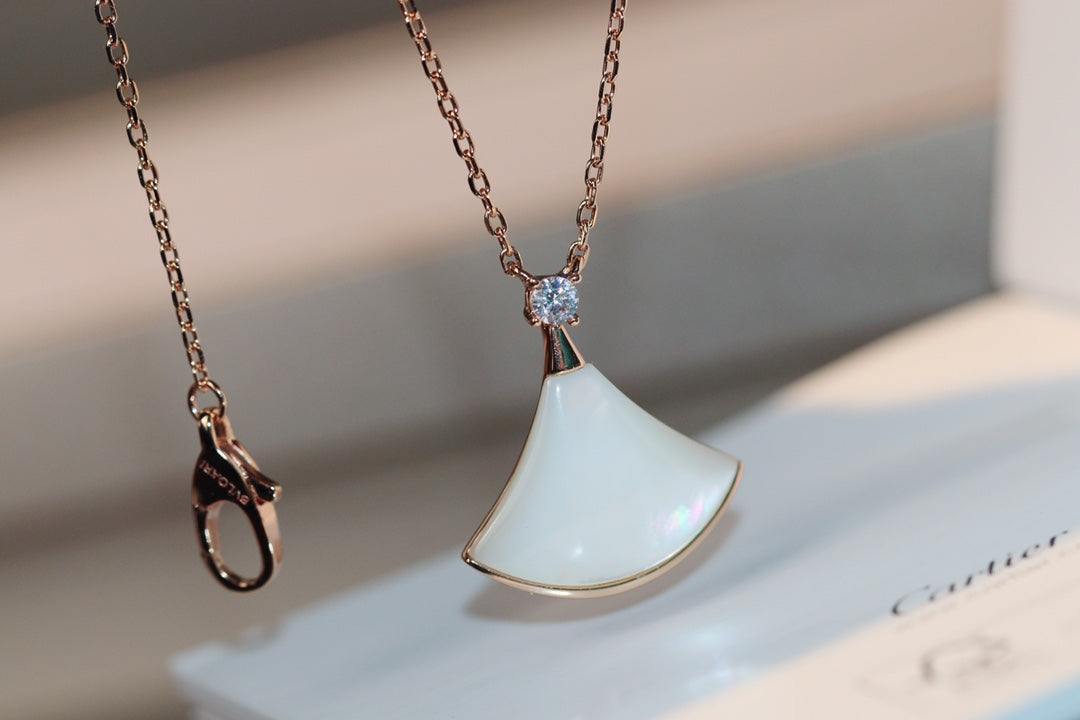 [Windsor Jewelry]DREAM NECKLACE WHITE MOP PINK GOLD 1 DIAMOND