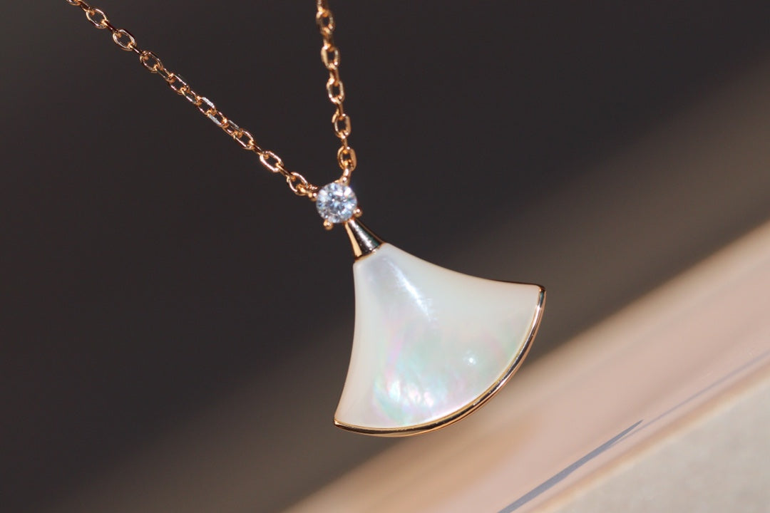 [Windsor Jewelry]DREAM NECKLACE WHITE MOP PINK GOLD 1 DIAMOND