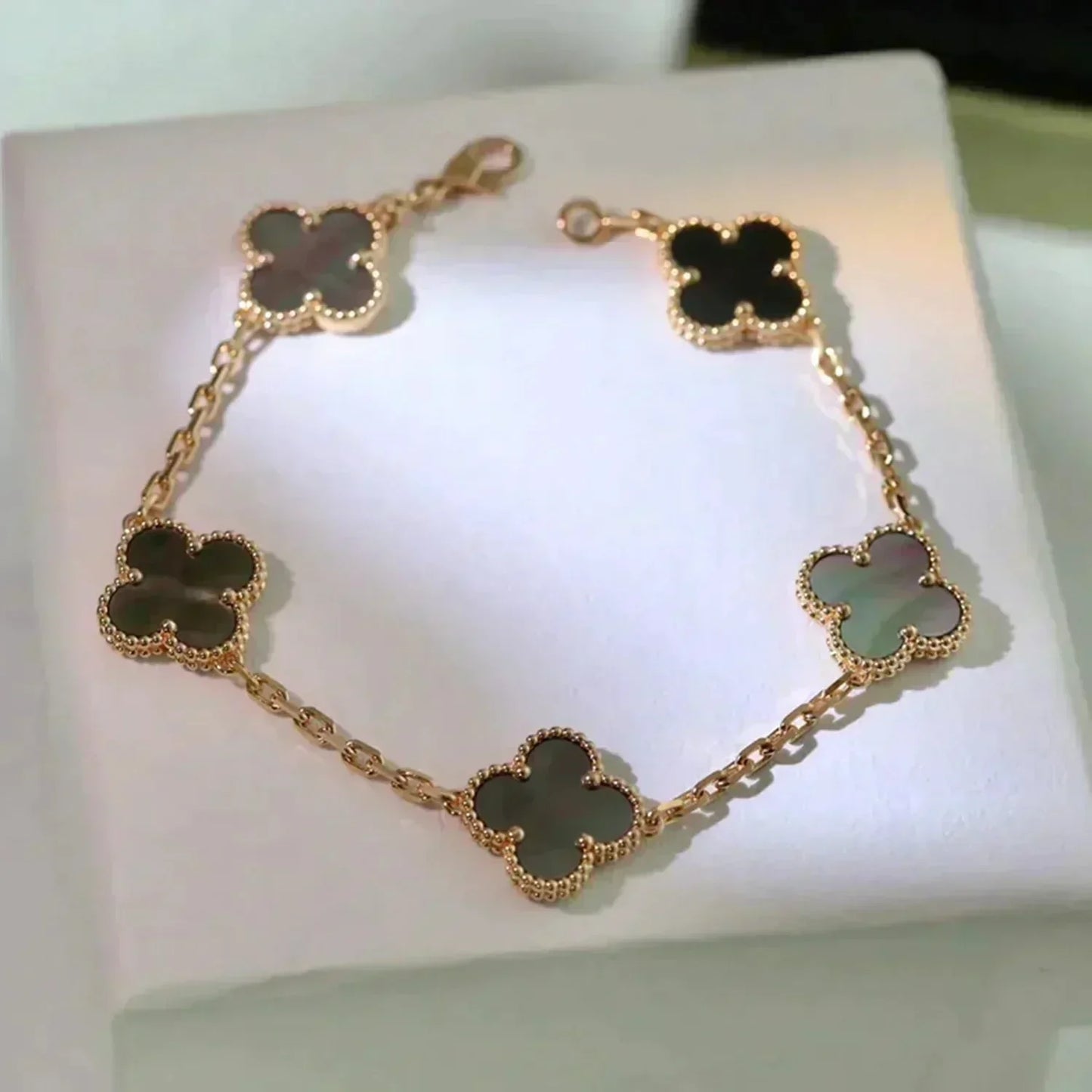 [Windsor Jewelry]CLOVER 5 MOTIF GRAY MOP  BRACELET