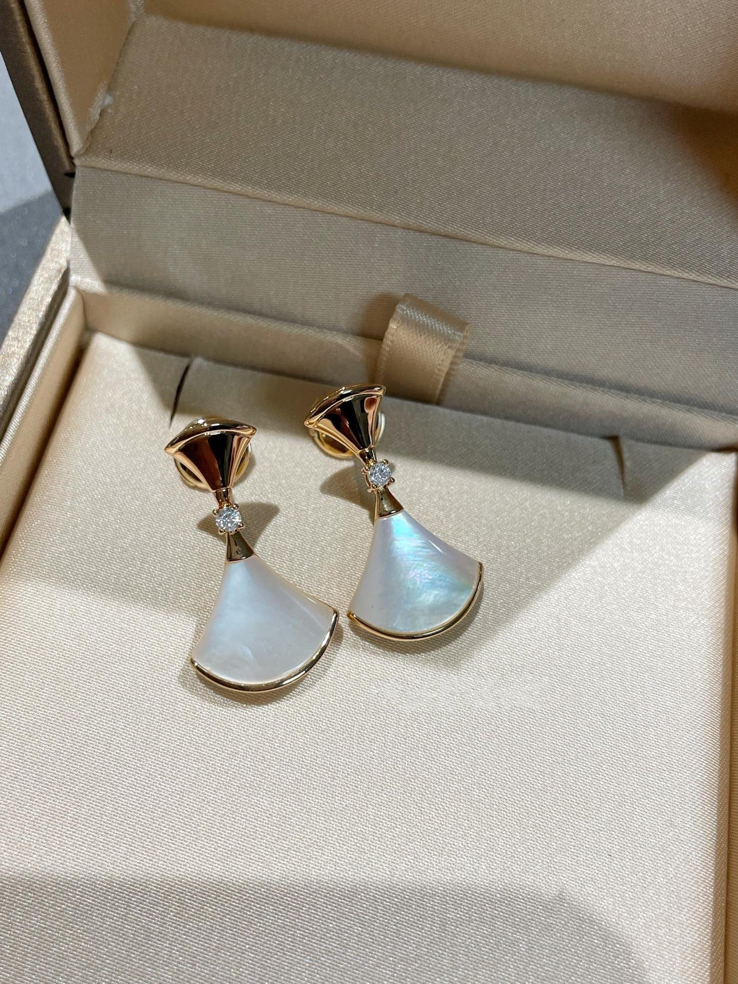 [Windsor Jewelry]DREAM MOP 1 DIAMOND EARRINGS
