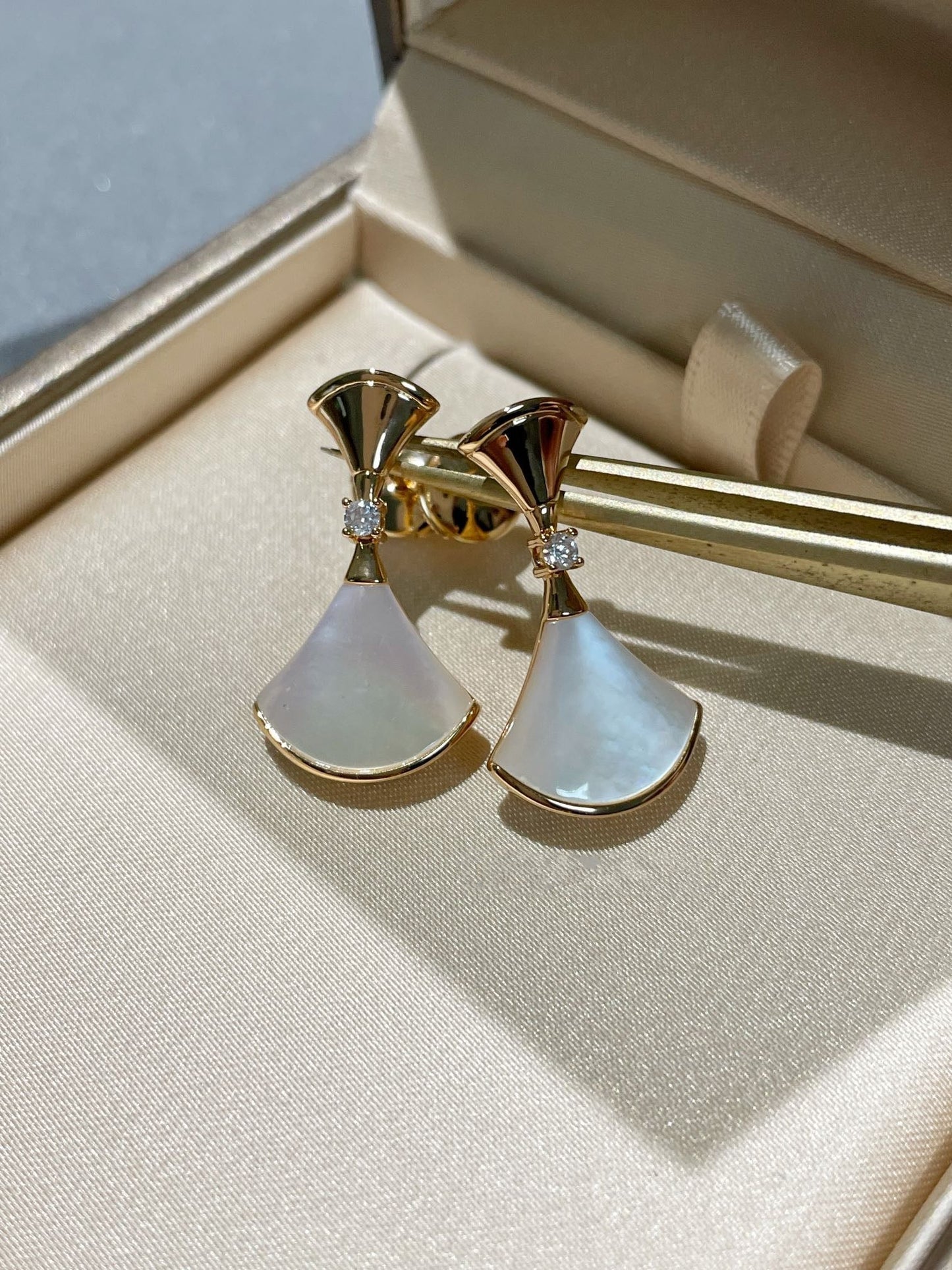[Windsor Jewelry]DREAM MOP 1 DIAMOND EARRINGS