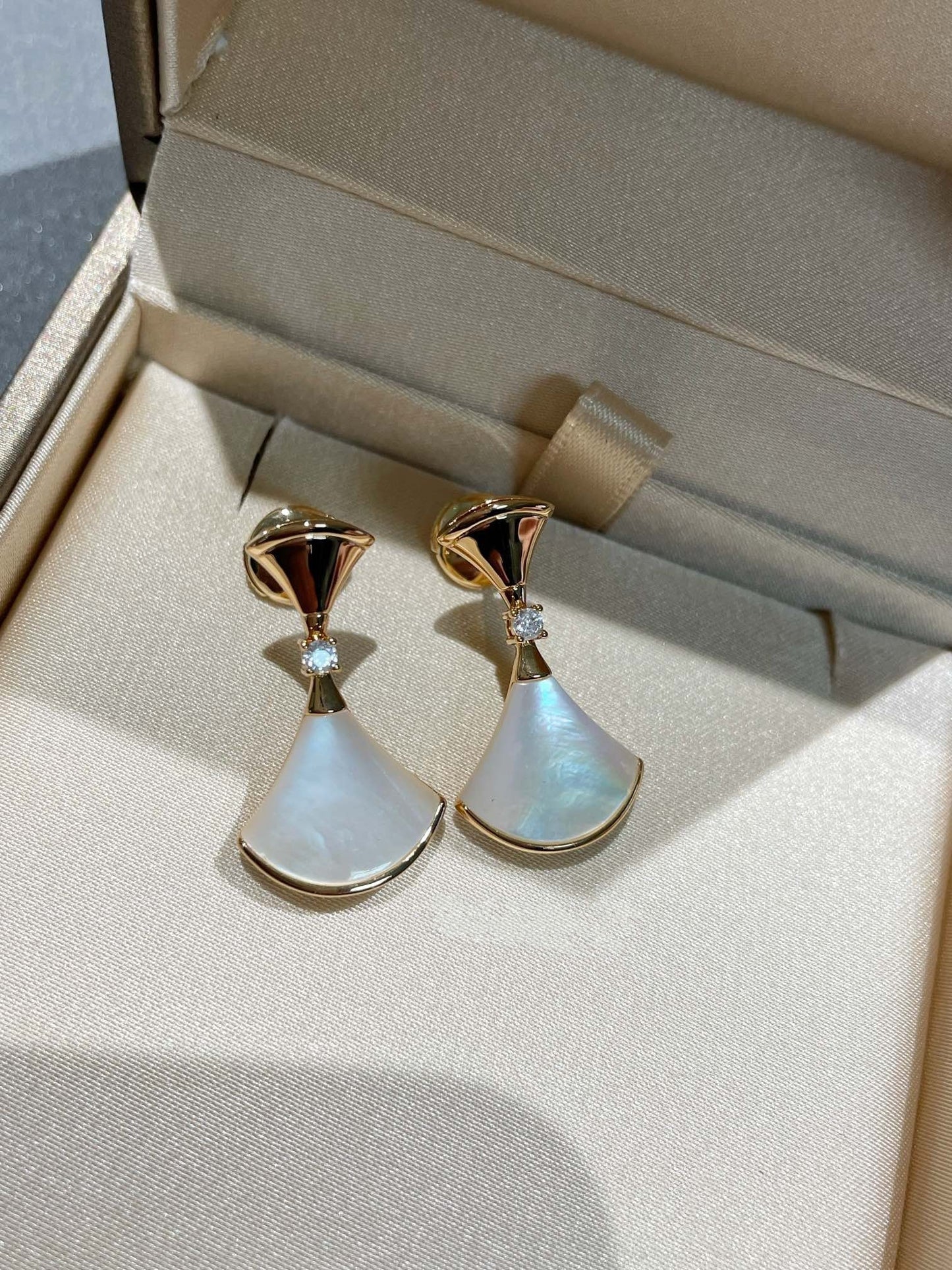 [Windsor Jewelry]DREAM MOP 1 DIAMOND EARRINGS