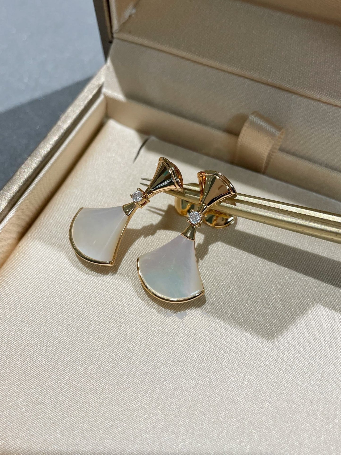[Windsor Jewelry]DREAM MOP 1 DIAMOND EARRINGS