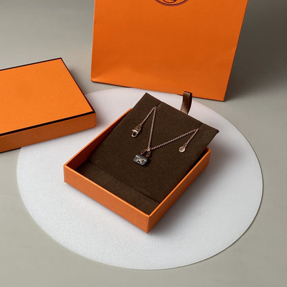 [Windsor Jewelry]CONSTANCE BLACK PEDANT PINK GOLD NECKLACE