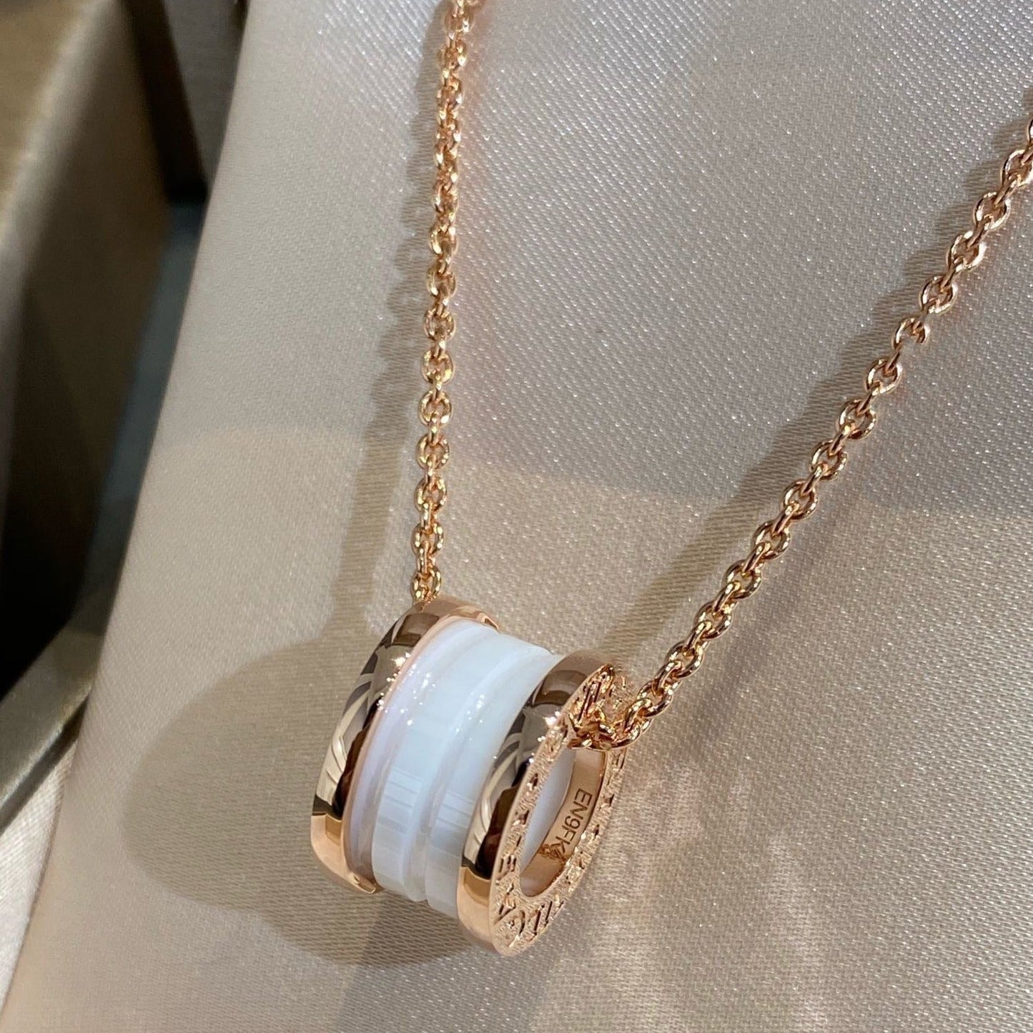 [Windsor Jewelry]ZERO 1 WHITE CERAMIC PINK GOLD NECKLACE