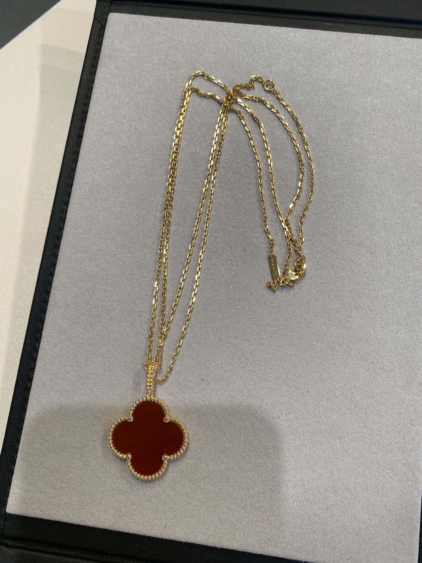 [Windsor Jewelry]CLOVER 25MM NECKLACE GOLD CARNELIAN