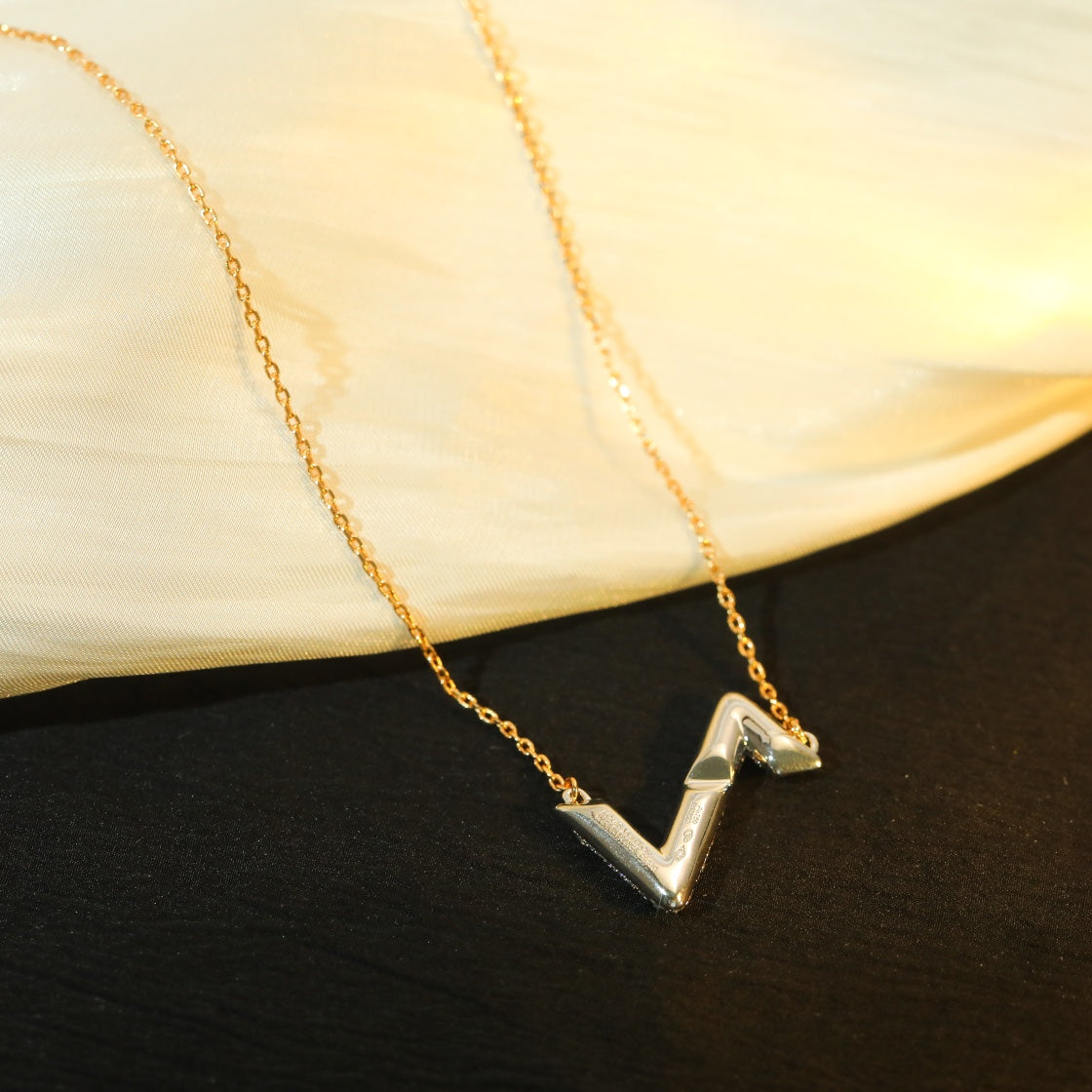[Windsor Jewelry]VOLT SILVER DIAMOND PEDANT NECKLACE