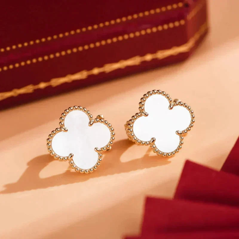 [Windsor Jewelry]CLOVER MEDIUM 1 MOTIFS  WHITE MOP STUD EARRINGS
