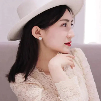 [Windsor Jewelry]CLOVER MEDIUM 1 MOTIFS  WHITE MOP STUD EARRINGS