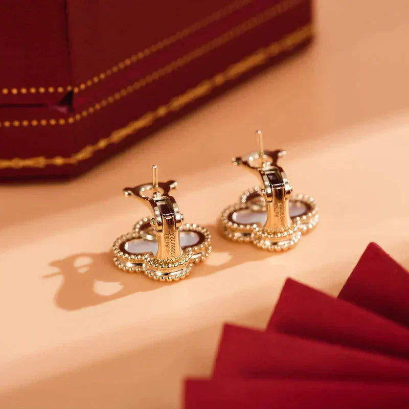 [Windsor Jewelry]CLOVER MEDIUM 1 MOTIFS  WHITE MOP STUD EARRINGS