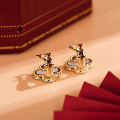 [Windsor Jewelry]CLOVER MEDIUM 1 MOTIFS  WHITE MOP STUD EARRINGS