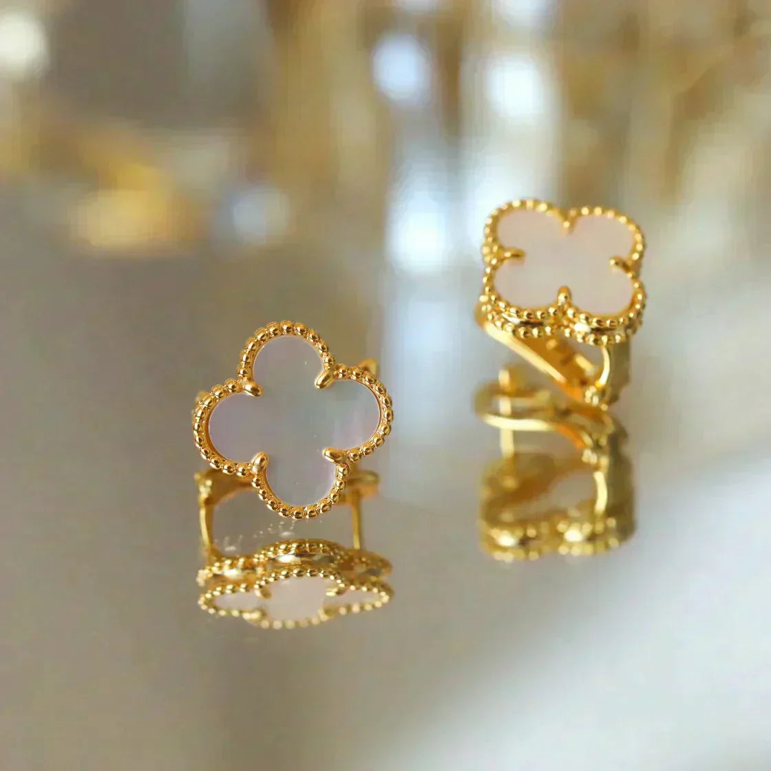 [Windsor Jewelry]CLOVER MEDIUM 1 MOTIFS  WHITE MOP STUD EARRINGS