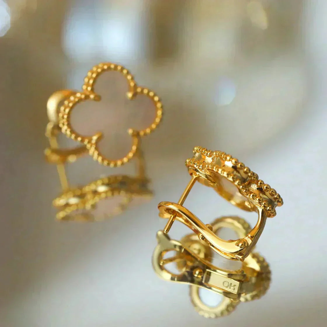 [Windsor Jewelry]CLOVER MEDIUM 1 MOTIFS  WHITE MOP STUD EARRINGS