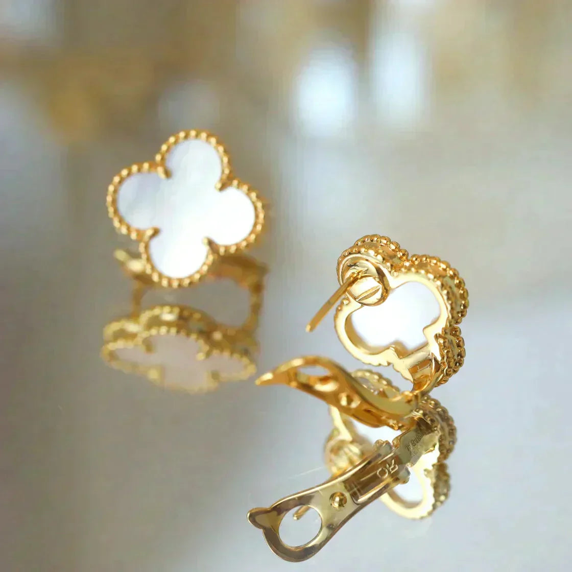 [Windsor Jewelry]CLOVER MEDIUM 1 MOTIFS  WHITE MOP STUD EARRINGS