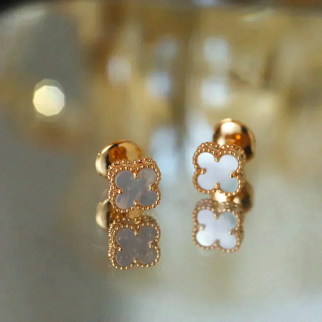 [Windsor Jewelry]CLOVER MINI 9.5MM WHITE MOP EARRINGS