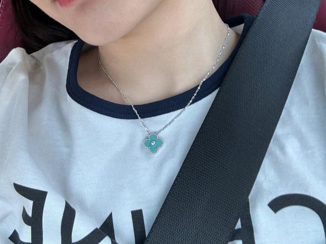 [Windsor Jewelry]CLOVER 1 DIAMOND LIGHT BLUE SILVER NECKLACE