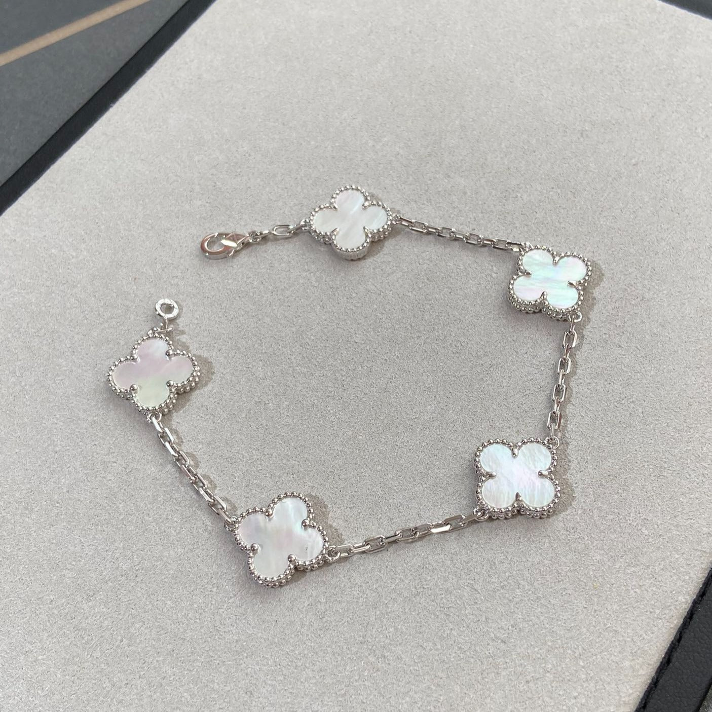[Windsor Jewelry]CLOVER SILVER MOP 5 MOTIF BRACELET