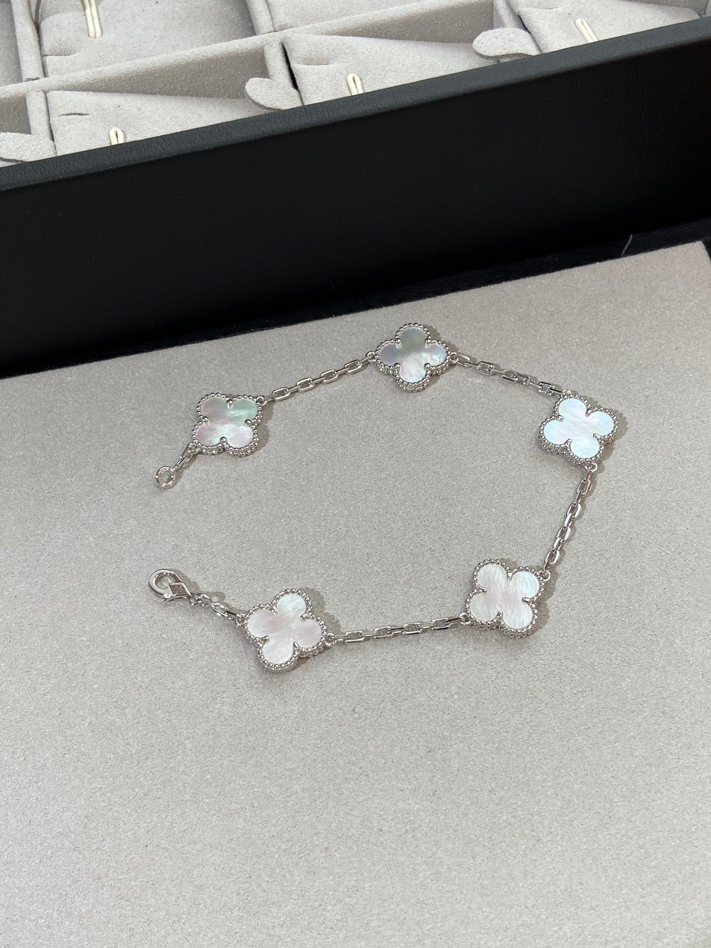 [Windsor Jewelry]CLOVER SILVER MOP 5 MOTIF BRACELET