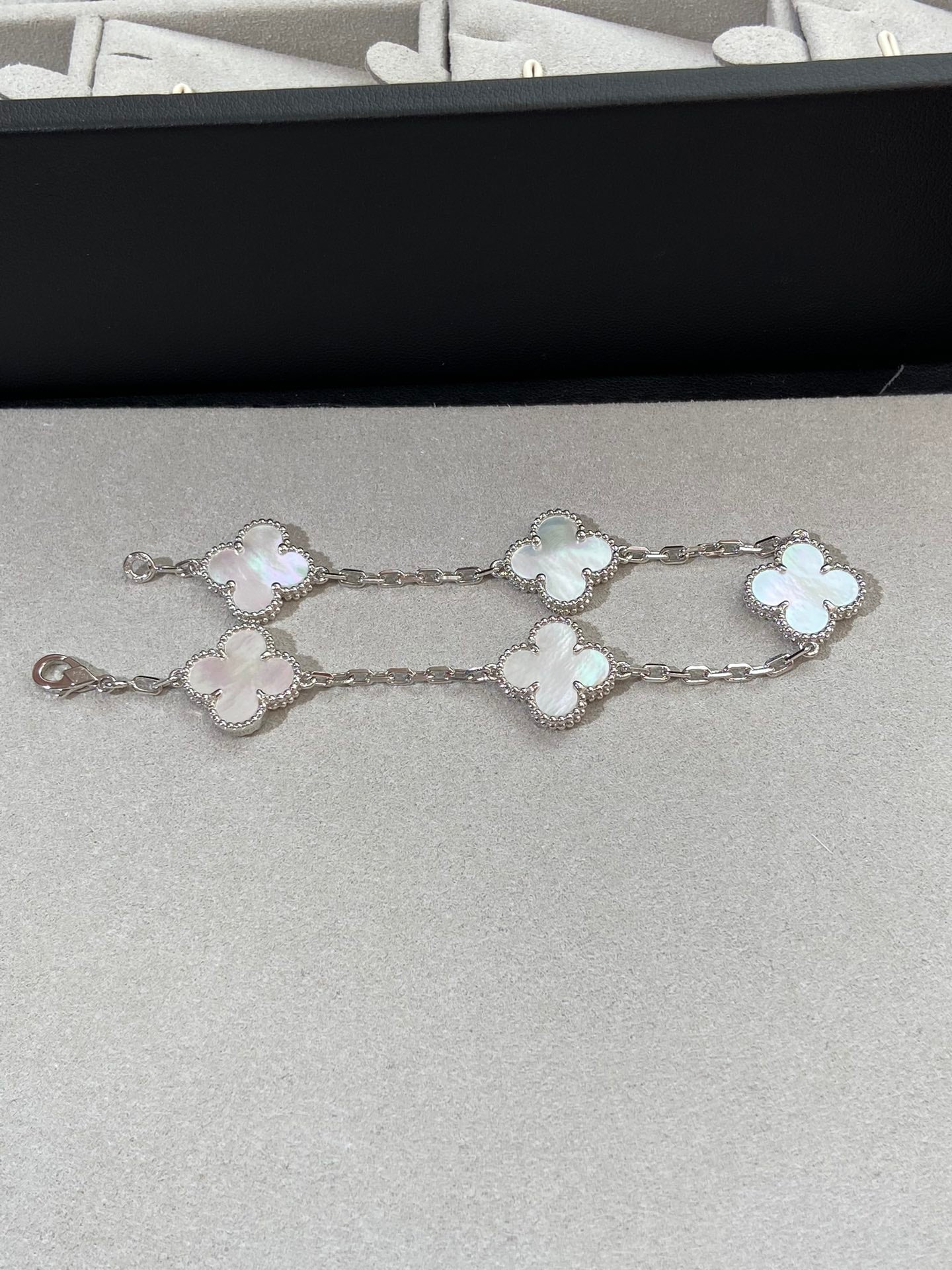 [Windsor Jewelry]CLOVER SILVER MOP 5 MOTIF BRACELET