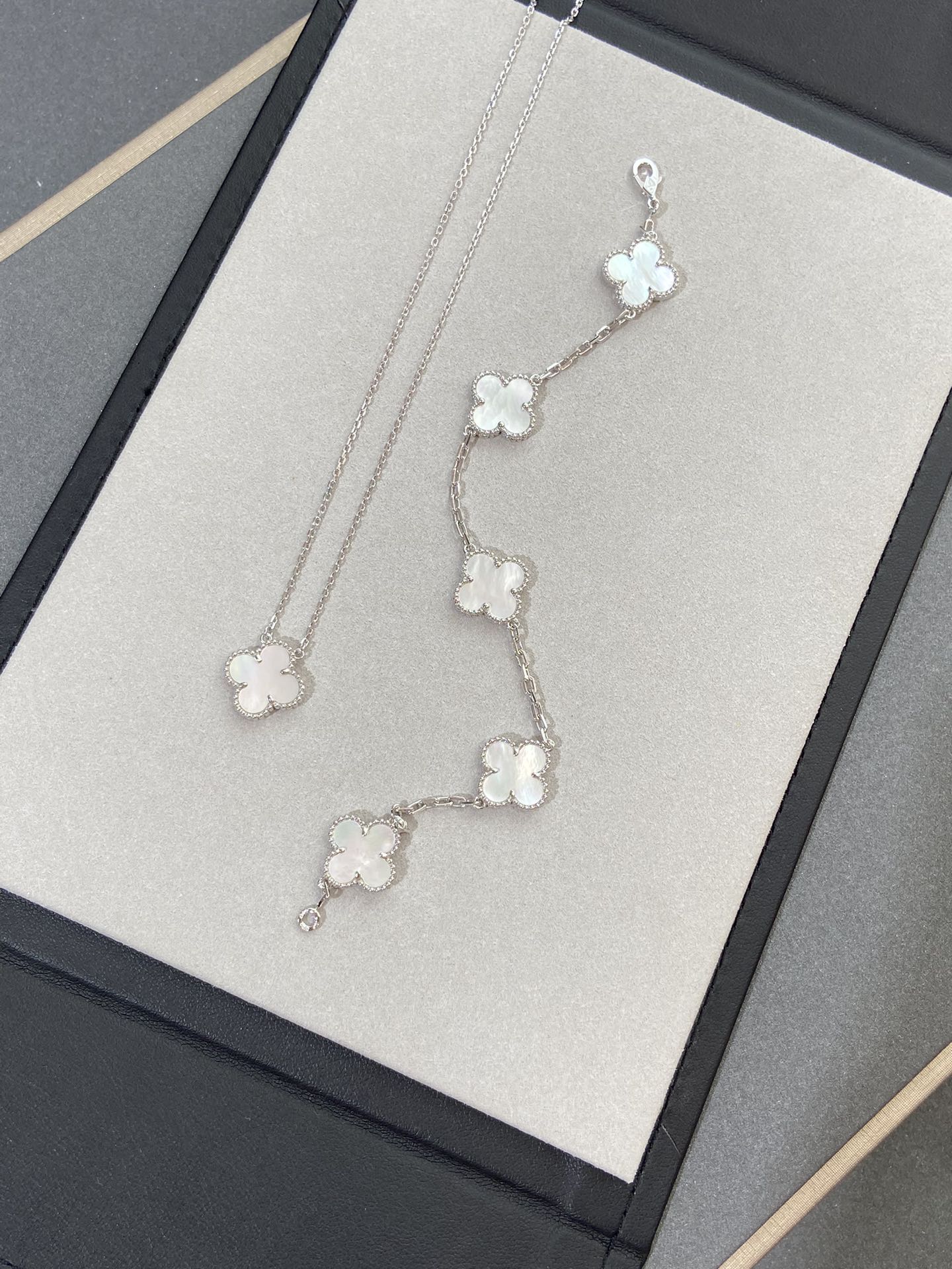 [Windsor Jewelry]CLOVER SILVER MOP 5 MOTIF BRACELET