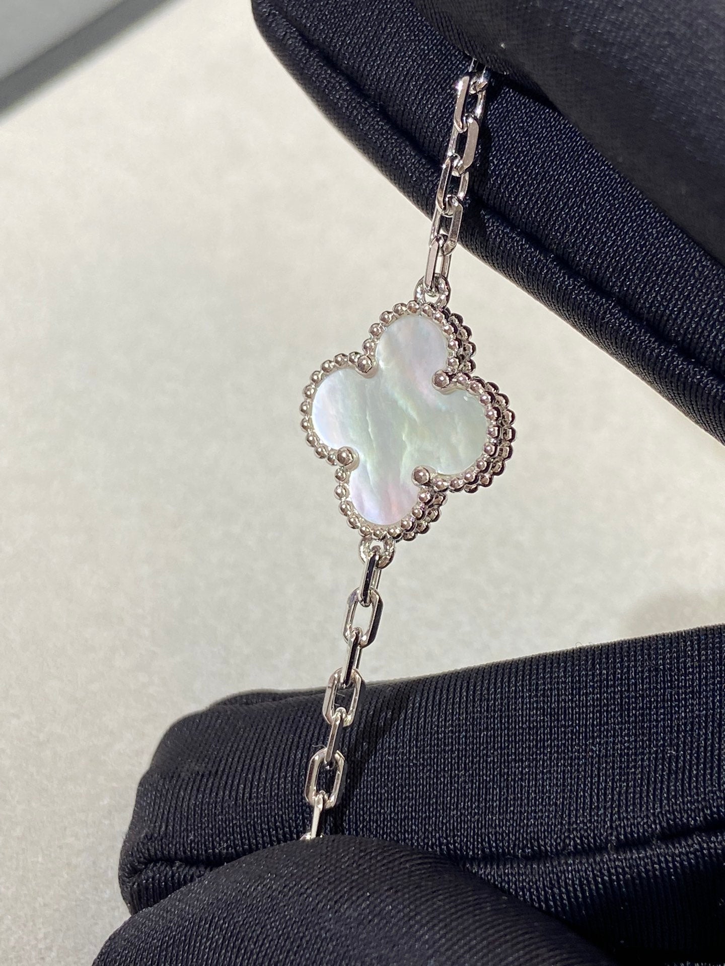 [Windsor Jewelry]CLOVER SILVER MOP 5 MOTIF BRACELET
