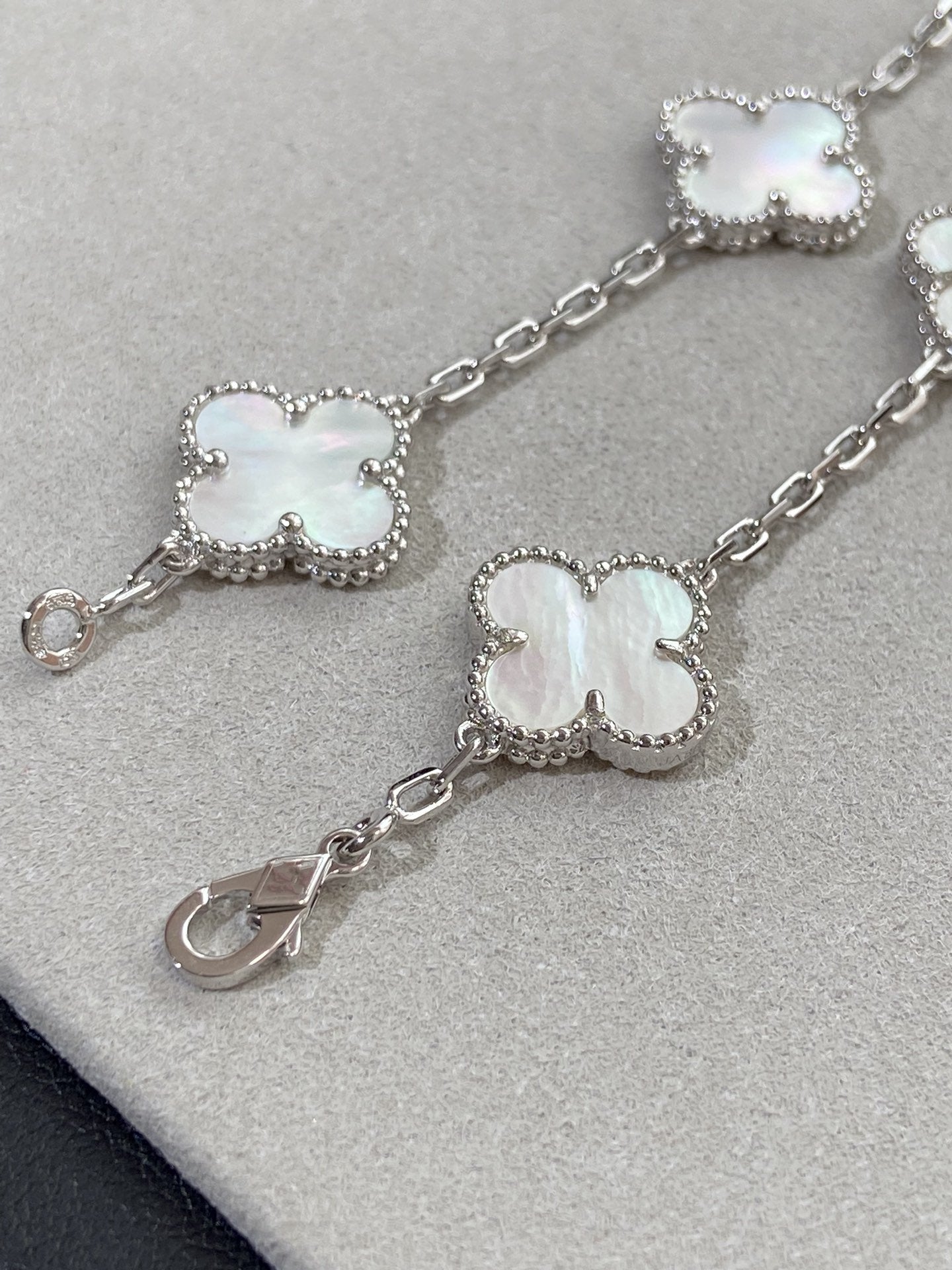 [Windsor Jewelry]CLOVER SILVER MOP 5 MOTIF BRACELET