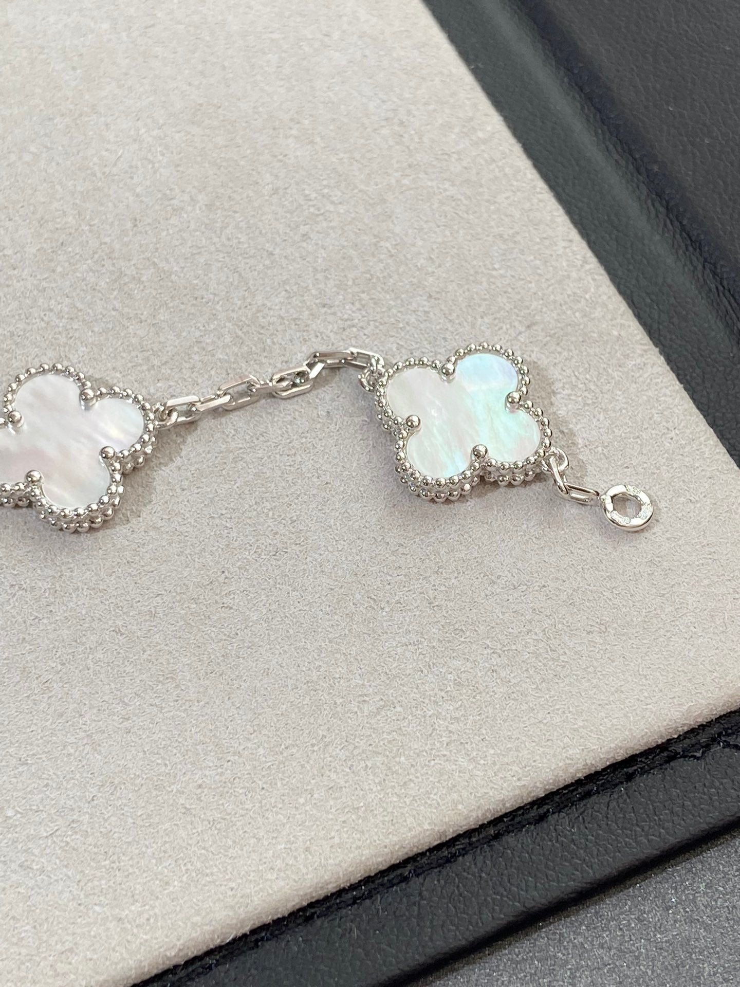 [Windsor Jewelry]CLOVER SILVER MOP 5 MOTIF BRACELET