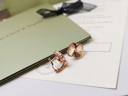 [Windsor Jewelry]CLOVER MEDIUM STUD EARRINGS