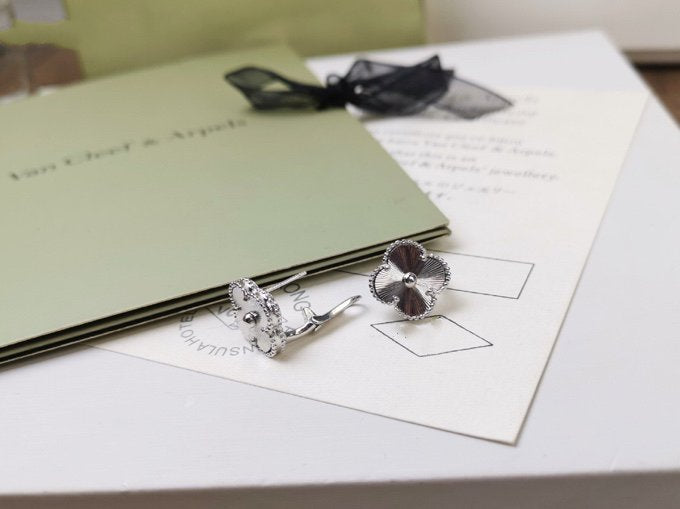 [Windsor Jewelry]CLOVER MEDIUM STUD EARRINGS